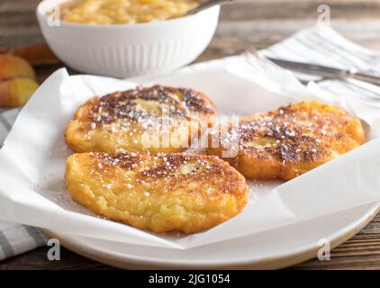 Kartoffelquark-Pfannkuchen mit hausgemachter Apfelsauce. Traditionelles Rezept aus der DDR „Quarkkeulchen“ Stockfoto