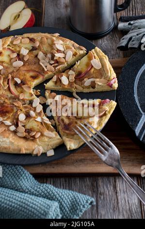 Protein-Pfannkuchen, hausgemacht, mit Eiern und Hafer zubereitet. Gebacken mit Äpfeln und gekrönt mit gerösteten Mandeln Stockfoto