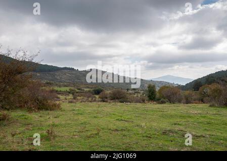 Blick auf den Hueco de San Blas, ein sehr beliebter Ort für Wanderer in der Gemeinde Manzanares el Real, Provinz Madrid, Spanien Stockfoto