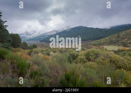 Blick auf den Hueco de San Blas, ein sehr beliebter Ort für Wanderer in der Gemeinde Manzanares el Real, Provinz Madrid, Spanien Stockfoto