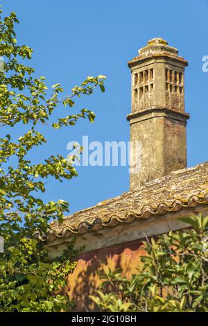 Blick auf einen traditionellen offenen Kamin in Estai, Faro, Algarve, Portugal Stockfoto