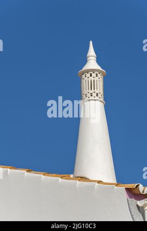 Blick auf einen traditionellen offenen Kamin in Estai, Faro, Algarve, Portugal Stockfoto