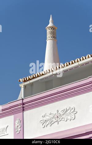 Blick auf einen traditionellen offenen Kamin in Estai, Faro, Algarve, Portugal Stockfoto