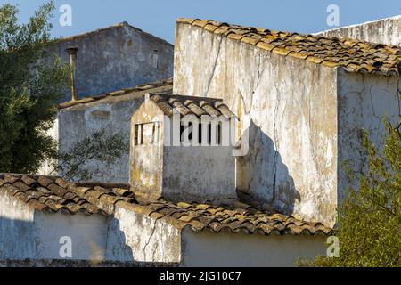 Blick auf einen traditionellen offenen Kamin in Estai, Faro, Algarve, Portugal Stockfoto