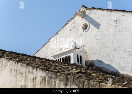 Blick auf einen traditionellen offenen Kamin in Estai, Faro, Algarve, Portugal Stockfoto