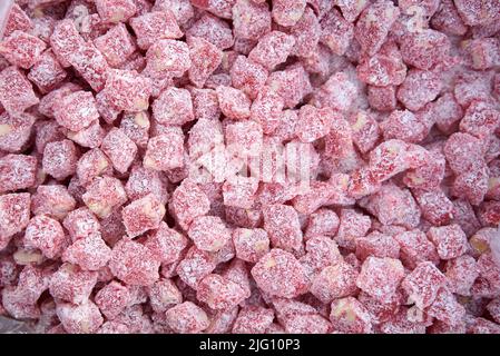 Getrocknete Früchte und Beeren auf grauem Hintergrund Draufsicht. Zitronen, Orangen, Bananen, Rosinen, Preiselbeeren, Kiwi, Kirschen, Ingwer, Pflaumen, Erdbeeren Stockfoto