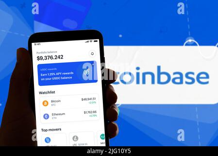 Spanien. 04.. November 2021. Das Logo der Online-Zahlungs- und Banking-App Coinbase ist am 06. Juli 2022 auf dem Bildschirm eines Mobiltelefons in Barcelona, Spanien, zu sehen (Foto: Davide Bonaldo/Sipa USA) Quelle: SIPA USA/Alamy Live News Stockfoto