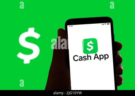 Spanien. 04.. November 2021. Das Logo der Online-Zahlungs- und Banking-App Cash App ist am 06. Juli 2022 auf dem Bildschirm eines Mobiltelefons in Barcelona, Spanien, zu sehen (Foto: Davide Bonaldo/Sipa USA) Quelle: SIPA USA/Alamy Live News Stockfoto