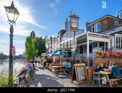 The Bell and Crown Pub an der Themse in Chiswick, London, England, Großbritannien Stockfoto