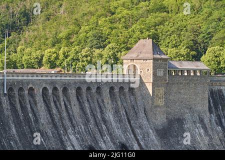 Steiler Wal am Edersee, einem künstlichen Damm zur Stromerzeugung Stockfoto