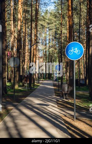 Straßenschild Fahrrad an der Straße im Park Stockfoto