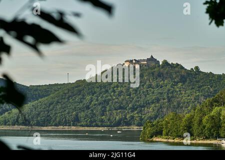 Hotel Schloss Waldeck am Edersee, ein Schloss hoch über einem künstlichen Becken Stockfoto