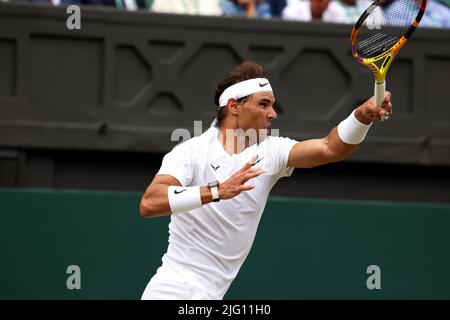Alle, Großbritannien. 6.. Juli 2022. Rasentennisverein, Wimbledon, London, Großbritannien: Rafael Nadal, der Nummer eins bei seinem Viertelfinale gegen Taylor Fritz aus den Vereinigten Staaten, heute in Wimbledon. Quelle: Adam Stoltman/Alamy Live News Stockfoto