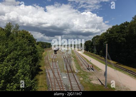 Der alte Eisenbahnhof mit Waggons und Triebwagen, der in der Nähe des Dorfes Onnen, Provinz Drenthe, Niederlande, gelagert wird Stockfoto