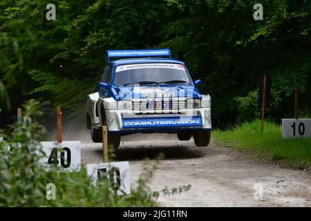 Stuart Larbey, Simon Larbey, MG Metro 6R4, in der Luft beim Sprung, der Forest Rally Stage, Legends of Group B, Goodwood Festival of Speed, The Innovat Stockfoto