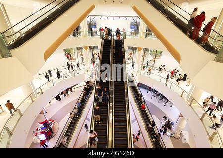Rolltreppen, Dubai Mall, Mode, atemberaubend, Einkaufszentrum, Umwerfende Architektur u. Luxus, Fashion Geschäfte mit Spaß und Freude beim Shoppen Stockfoto