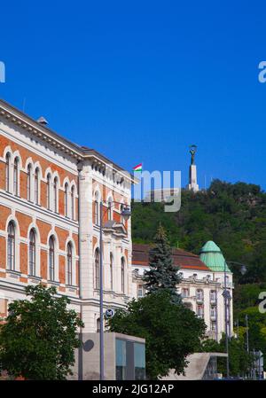 Ungarn, Budapest, Gellert Berg, Freiheitsstatue, Universität für Technologie und Wirtschaft Stockfoto