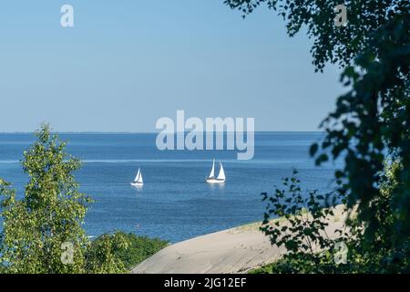 Segelboote auf der Kurischen Lagune, Nida, Litauen. Blick von der Düne von Parnidis. Stockfoto