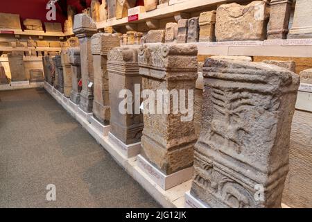 Römische Altäre im Museum von Chesters Roman Fort, Northumberland, England Stockfoto