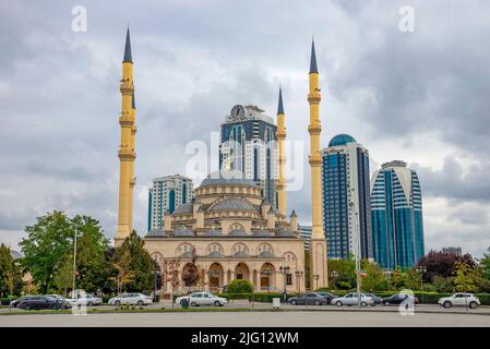 GROSNY, RUSSLAND - 29. SEPTEMBER 2021: Das Herz der Tschetschenien-Moschee auf dem Hintergrund des Grosny-Stadtkomplexes, Tschetschenische Republik Stockfoto