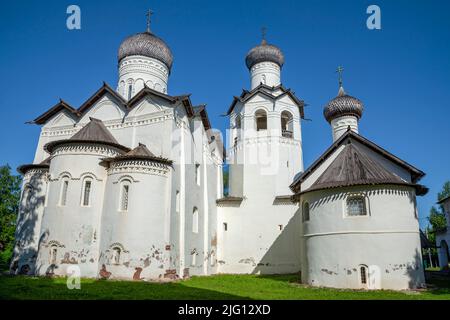 Die Tempel des altertümlichen Spaso-Preobraschenski Klosters an einem Sommertag. Staraya Russa, Russland Stockfoto