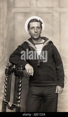 Ein britischer Seemann in der Royal Navy, der seinen Hut weit hinten auf dem Kopf trägt und den Eindruck vermittelt, einen Heiligenschein zu haben. Aufgenommen in Plymouth, c. Anfang des 20. Jahrhunderts. Stockfoto