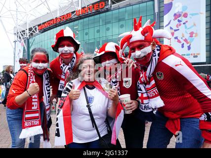 England- und Österreich-Fans vor dem Stadion vor dem UEFA Women's Euro 2022 Group A-Spiel in Old Trafford, Manchester. Bilddatum: Mittwoch, 6. Juli 2022. Stockfoto