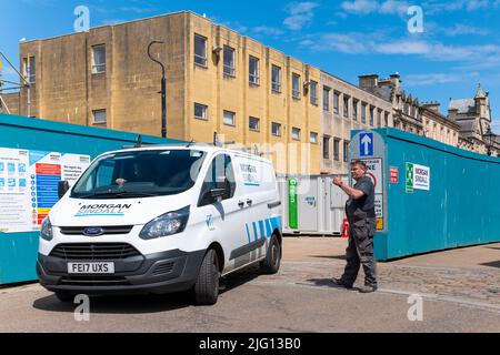 1. Juli 2022. Baustelle, High Street, Elgin, Moray, Schottland. Dies ist ein Mitarbeiter, der einem Kollegen die Daumen hoch gibt. Stockfoto