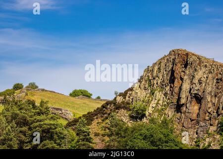 Die Whin Sill-Felswand am Cawfields Quarry mit Hadrians Wall im Hintergrund, Northumberland, England Stockfoto