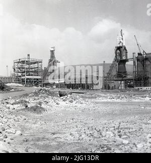 1950, historisch, Port Talbot, Wales, das Abbey Works Steel-Werk in Betrieb, weitere Bereiche befinden sich noch im Bau. Stockfoto