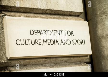 Nahaufnahme des KULTURAMTES, DER MEDIEN- UND SPORTSTEINSCHILDES an der Außenseite des Regierungsgebäudes in Whitehall, London, England. Stockfoto