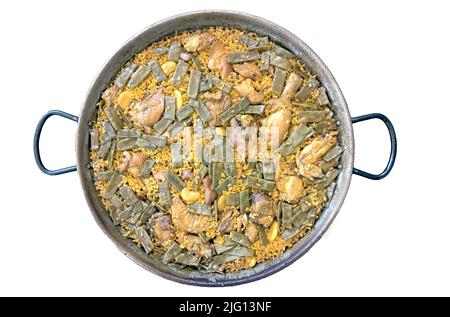 Ursprüngliche valencianische Paella aus Reis, Huhn, Kaninchen, grünen Bohnen, der traditionellen Bohne namens "Garrofón". Die Paella wird auf einem weißen Backgr platziert Stockfoto