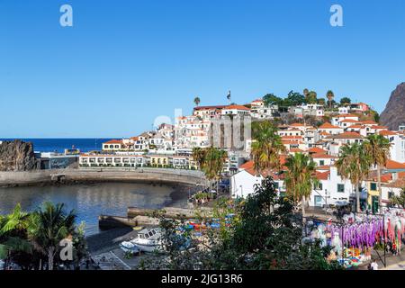 CAMARA DE LOBOS, PORTUGAL - 27. AUGUST 2021: Blick auf den Küstenbereich eines kleinen malerischen Fischerdorfes. Stockfoto