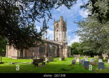 Die Kirche des hl. Andreas im Dorf Chew Magna, Somerset, England. Stockfoto