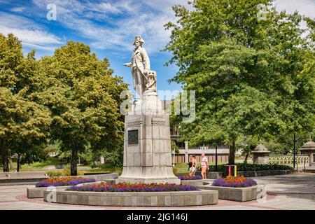 3. Januar 2019: Christchurch, Neuseeland - Victoria Square im Sommer, mit Bäumen im Vollblatt, und der Statue von Captain James Cook. Stockfoto