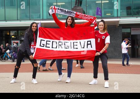 Manchester, Großbritannien. 06.. Juli 2022. Manchester, England, Juli 6. 2022: Österreich-Fans vor dem UEFA Womens Euro 2022 Fußballspiel zwischen England und Österreich im Old Trafford in Manchester, England. (Daniela Porcelli /SPP) Quelle: SPP Sport Press Foto. /Alamy Live News Stockfoto