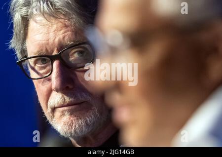 Dortmund, Deutschland. 06.. Juli 2022. Die ehemaligen Fußballnationalspieler Toni Schumacher (l.) und der Nationalspieler Felix Magath sitzen bei der Feier zum 40.. Jahrestag der Nacht von Sevilla im Deutschen Fußballmuseum auf der Bühne. Anlässlich des 40.-jährigen Jubiläums der Nacht von Sevilla veranstaltet das Deutsche Fußballmuseum am 6. Juli 2022 in der Arena des Museums eine Zeremonie zu Ehren der damaligen Nationalmannschaft. Quelle: Bernd Thissen/dpa/Alamy Live News Stockfoto