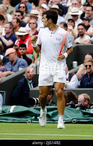 London, Großbritannien, 6.. Juli 2022: Christian Garin aus Chile ist während des Wimbledon Championchips 2022 im All England Lawn Tennis and Croquet Club in London im Einsatz. Kredit: Frank Molter/Alamy Live Nachrichten Stockfoto