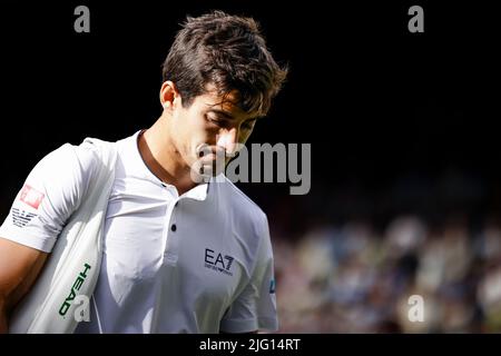 London, Großbritannien, 6.. Juli 2022: Christian Garin aus Chile ist während des Wimbledon Championchips 2022 im All England Lawn Tennis and Croquet Club in London im Einsatz. Kredit: Frank Molter/Alamy Live Nachrichten Stockfoto