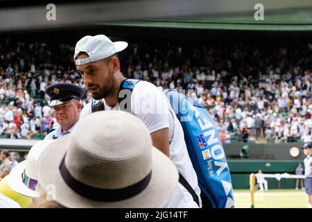 London, Großbritannien, 6.. Juli 2022: Nick Kyrgios aus Australien ist während des Wimbledon Championchips 2022 im All England Lawn Tennis and Croquet Club in London im Einsatz. Kredit: Frank Molter/Alamy Live Nachrichten Stockfoto