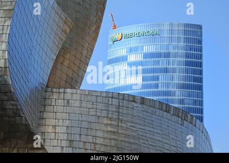 Der Iberdrola Tower ist ein 165 Meter hoher Wolkenkratzer in Bilbao, Spanien - August 2018 Stockfoto