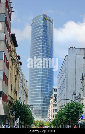 Der Iberdrola Tower ist ein 165 Meter hoher Wolkenkratzer in Bilbao, Spanien - August 2018 Stockfoto