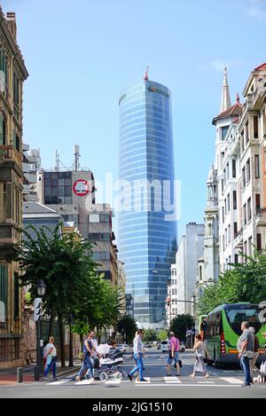 Der Iberdrola Tower ist ein 165 Meter hoher Wolkenkratzer in Bilbao, Spanien - August 2018 Stockfoto