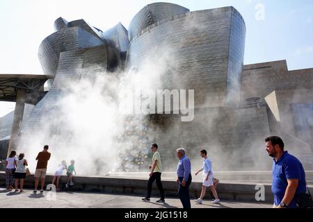 Das Guggenheim Museum für moderne und zeitgenössische Kunst wurde vom Architekten Frank Gehry entworfen. Bilbao, Spanien - August 2018 Stockfoto