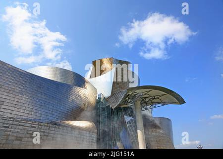 Das Guggenheim Museum für moderne und zeitgenössische Kunst wurde vom Architekten Frank Gehry entworfen. Bilbao, Spanien - August 2018 Stockfoto
