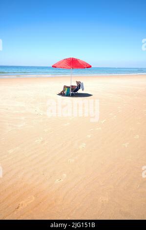 Am Strand sonnen. Corporation Beach, Dennis, MA (Cape Cod) USA Stockfoto