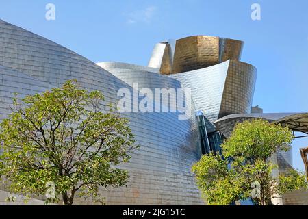 Das Guggenheim Museum für moderne und zeitgenössische Kunst wurde vom Architekten Frank Gehry entworfen. Bilbao, Spanien - August 2018 Stockfoto