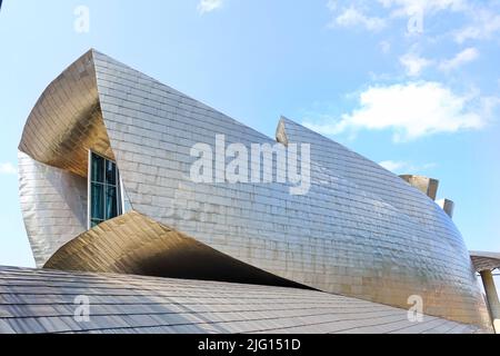 Das Guggenheim Museum für moderne und zeitgenössische Kunst wurde vom Architekten Frank Gehry entworfen. Bilbao, Spanien - August 2018 Stockfoto