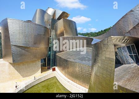 Das Guggenheim Museum für moderne und zeitgenössische Kunst wurde vom Architekten Frank Gehry entworfen. Bilbao, Spanien - August 2018 Stockfoto