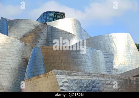 Das Guggenheim Museum für moderne und zeitgenössische Kunst wurde vom Architekten Frank Gehry entworfen. Bilbao, Spanien - August 2018 Stockfoto